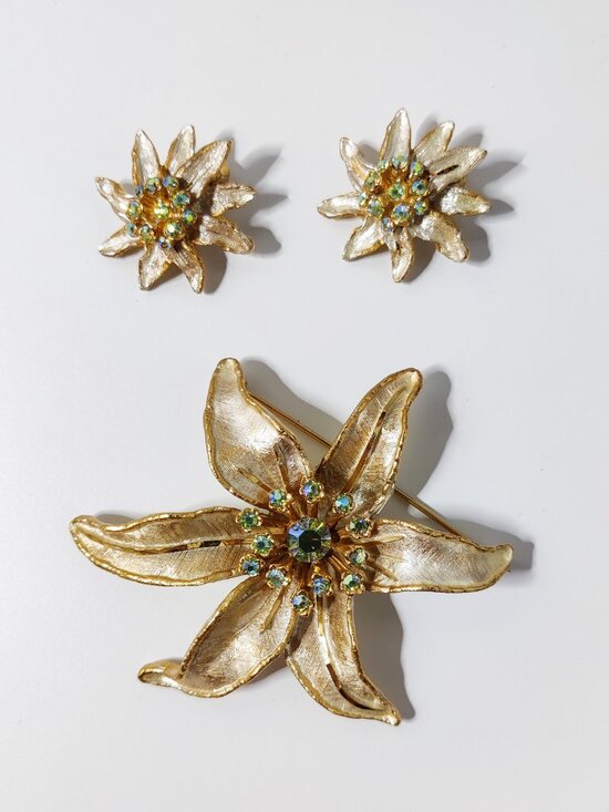 BSK Jewelry - Vintage Signed BSK Pearlescent Lily Brooch Earrings Set